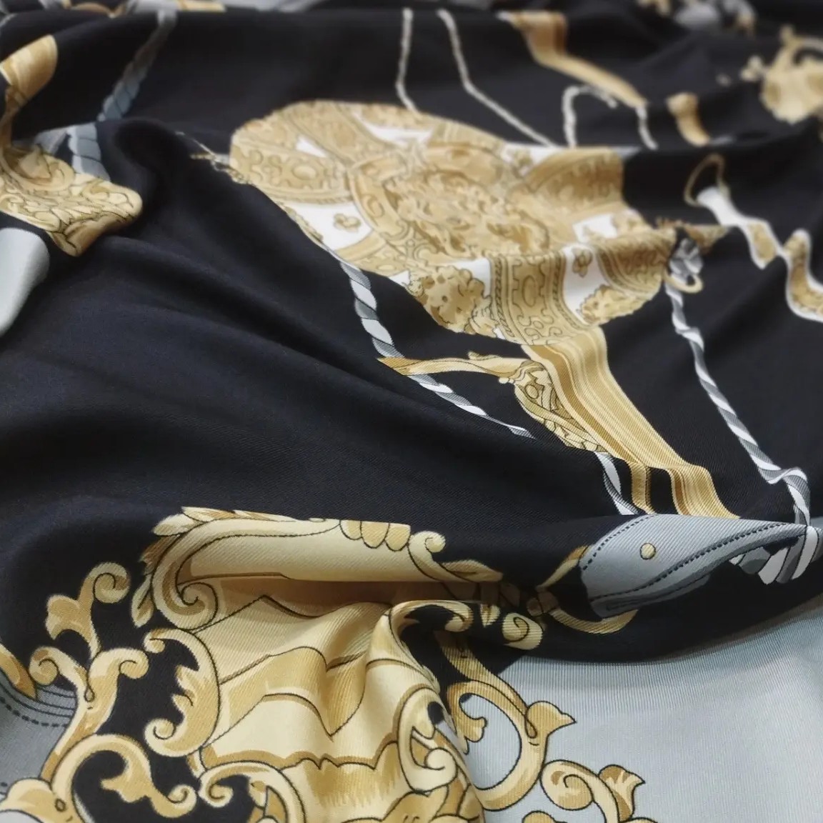 روسری ابریشم توییل