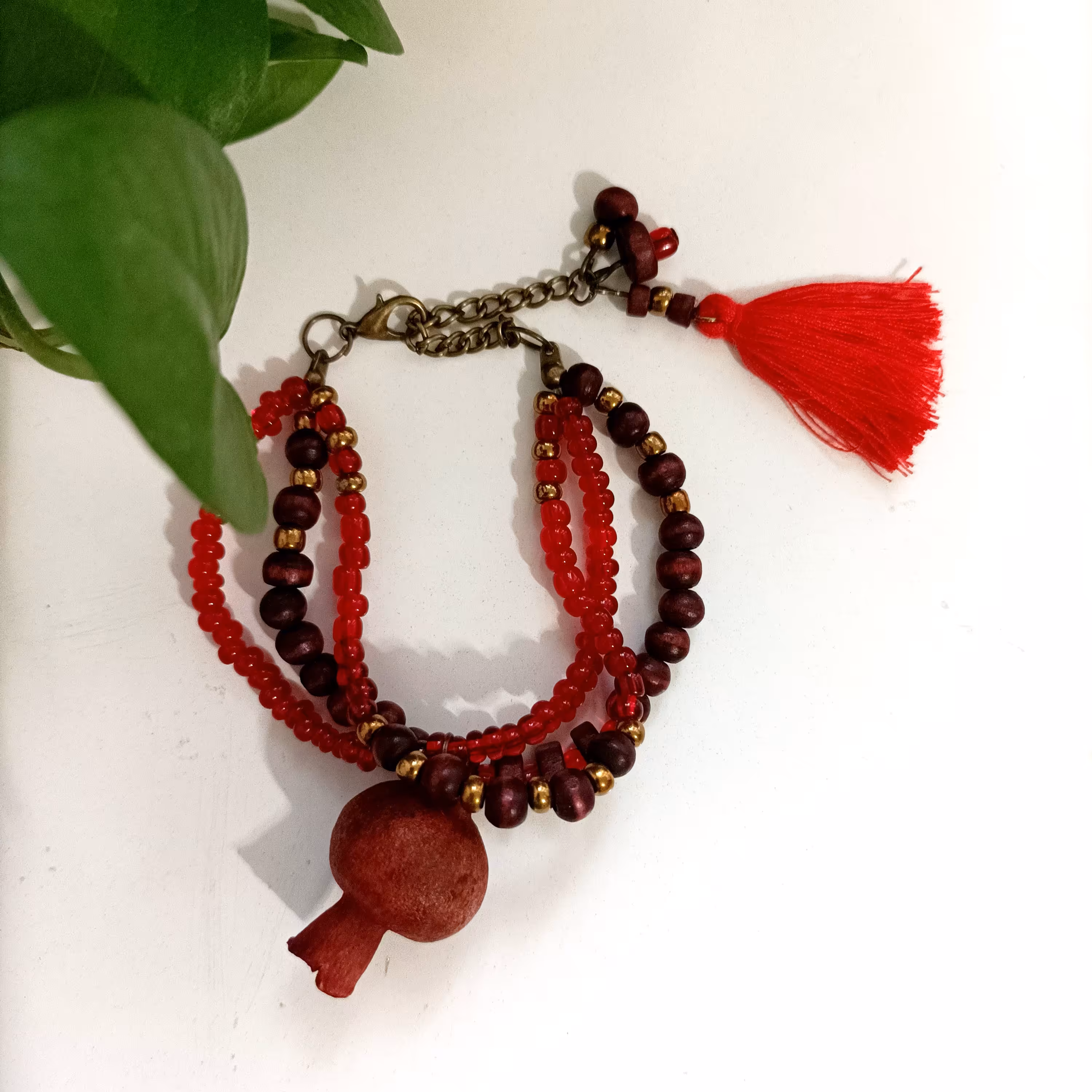 دستبند انار خشک شده با مهره چوبی سه رج قابل تنظیم 