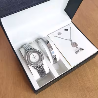 ساعت زنانه مجلسی نقره ای همراه با نیم ست و دستبند