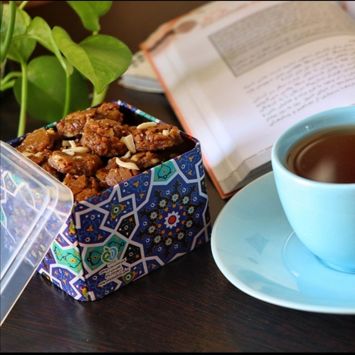 سوهان حبهای کاکائویی با خلال بادام طرح فیروزه