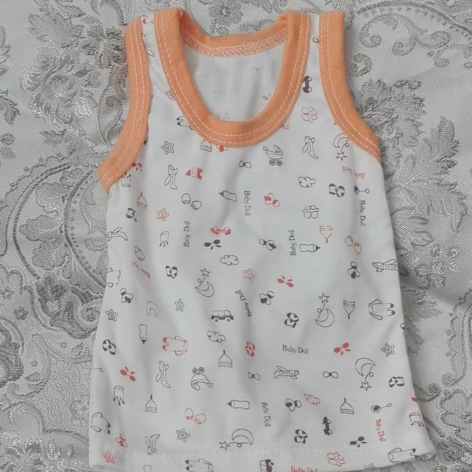 تاپ وشورت نوزاد رنگ سفید ونارنجی موجوده مناسب 