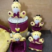 سبد لباس کودک و سبد لوسیون لوازم بهداشتی نوزاد و سطل زباله و جادستمال کاغذی طرح زرافه نانان موجود در رنگبندی هیوادگالری