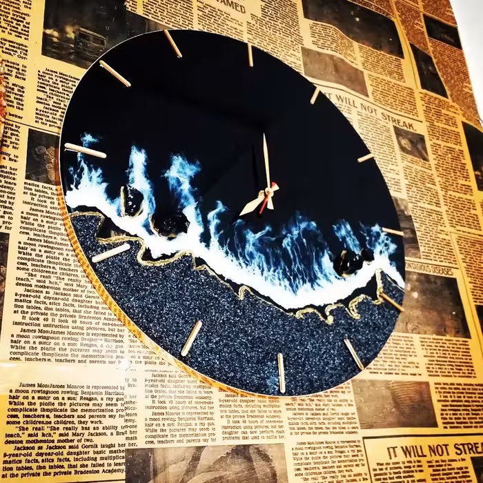 ساعت رزینی طرح دریا مشکی با شن طبیعی 