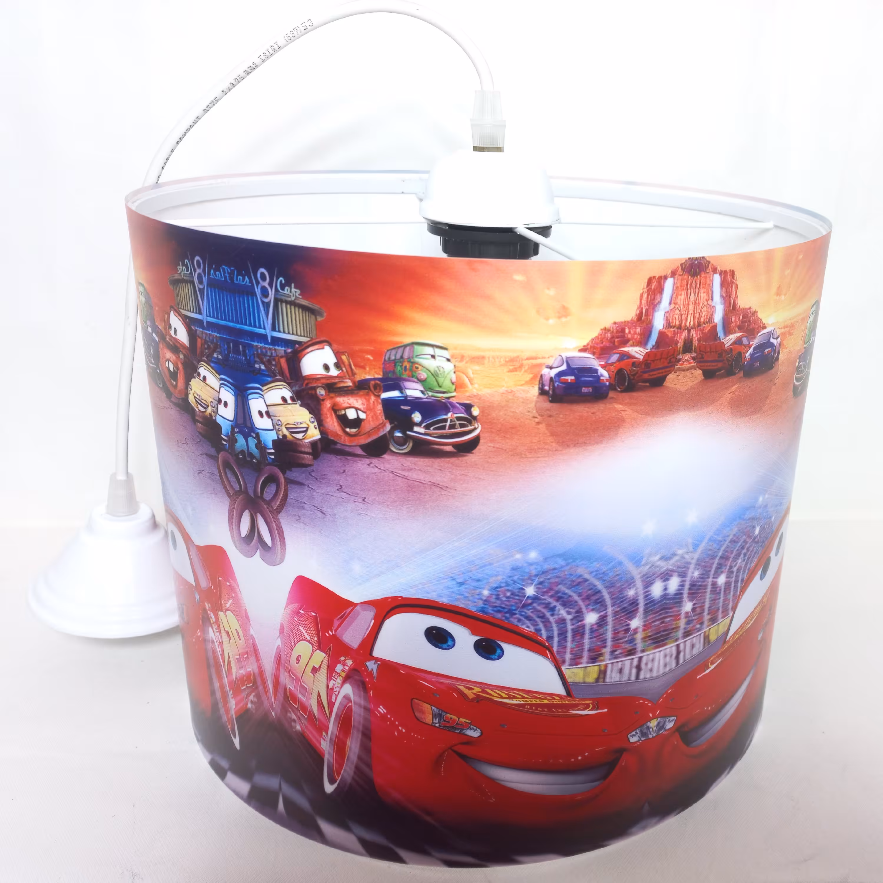 لوستر کودک طرح با نشاط ماشین مک کوئین در پیست