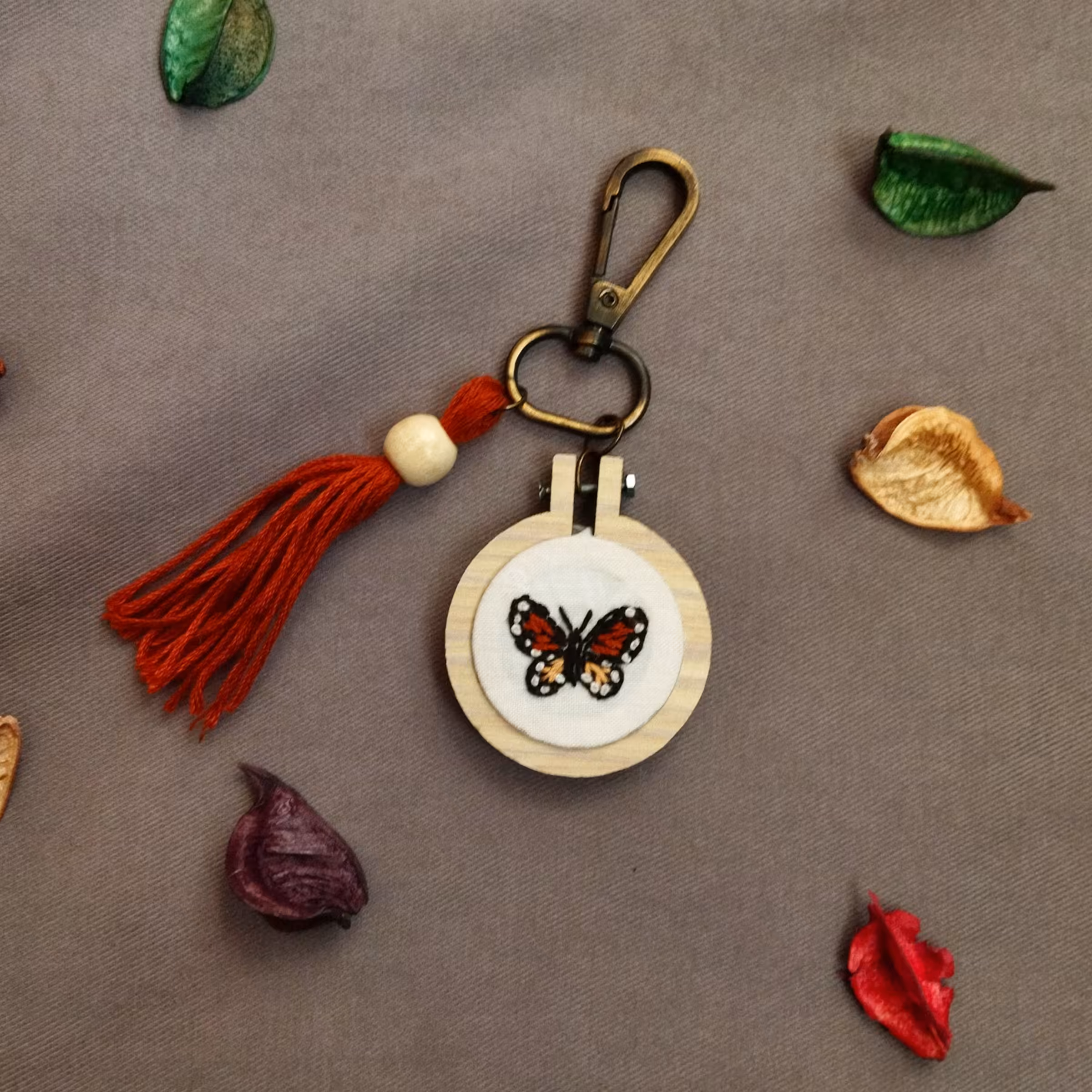 جاسویچی گلدوزی شده