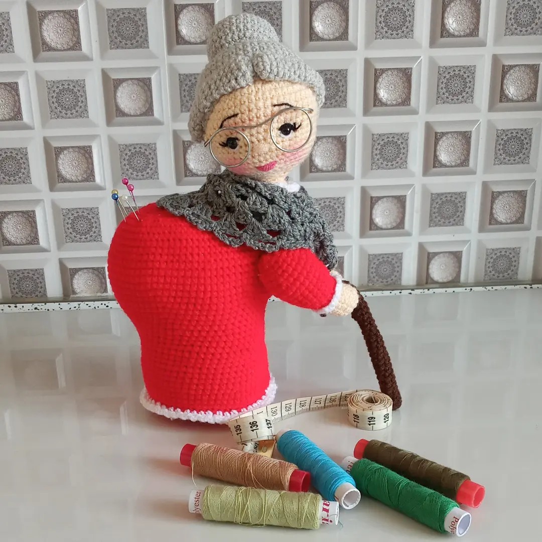 عروسک بافتنی. بافت عروسک عروسک بافتنی پیرزن جاسوزنی