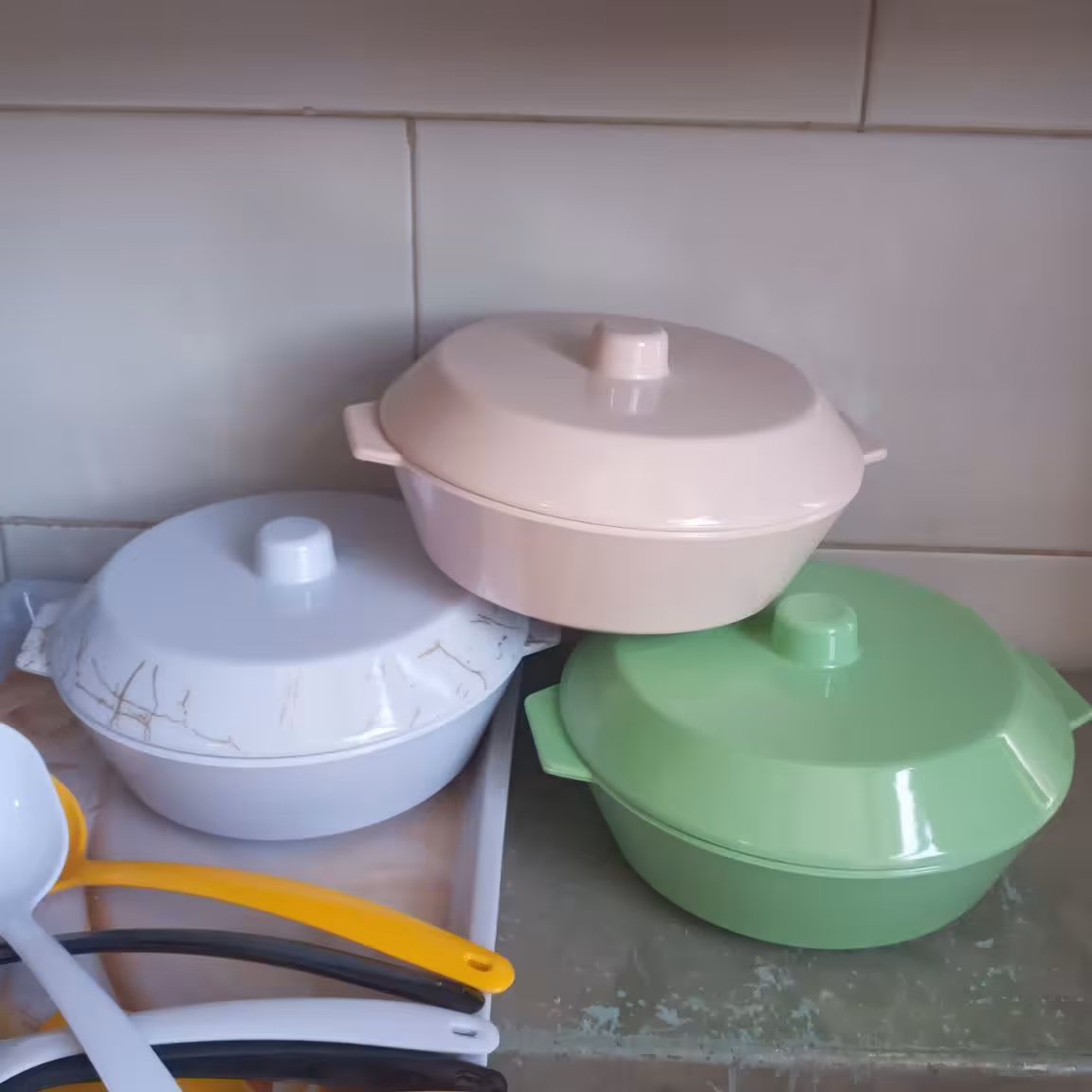 سوپ خوری ملامین رنگی درب دار کوچک مارک یزد گل رنگ متنوع  (قابلمه ملامین )