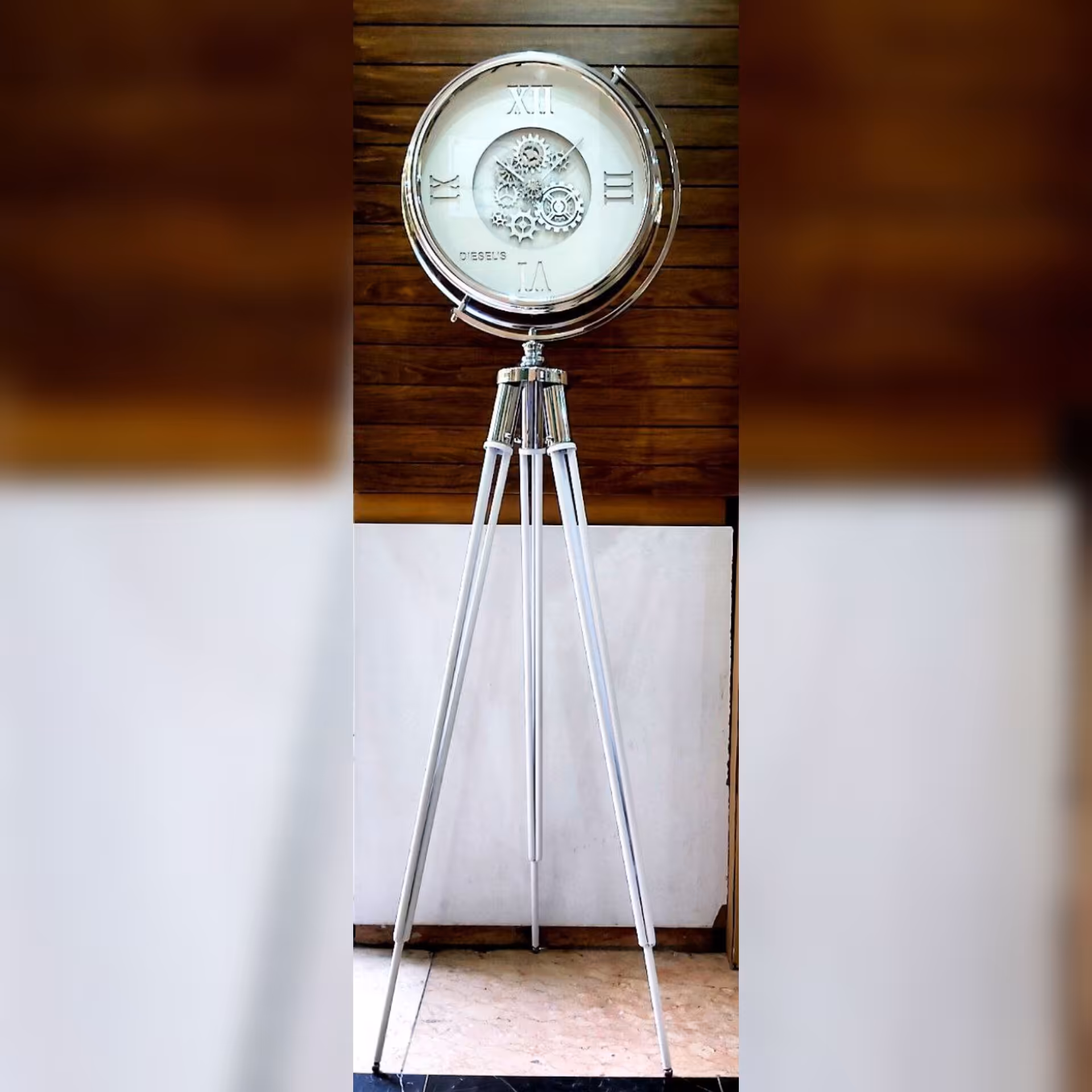 ساعت 3پایه فلزی دیزل اس
رنگ سیلور صفحه سفید
کامل فلز حتی پایه ها
ارتفاع 170سانت