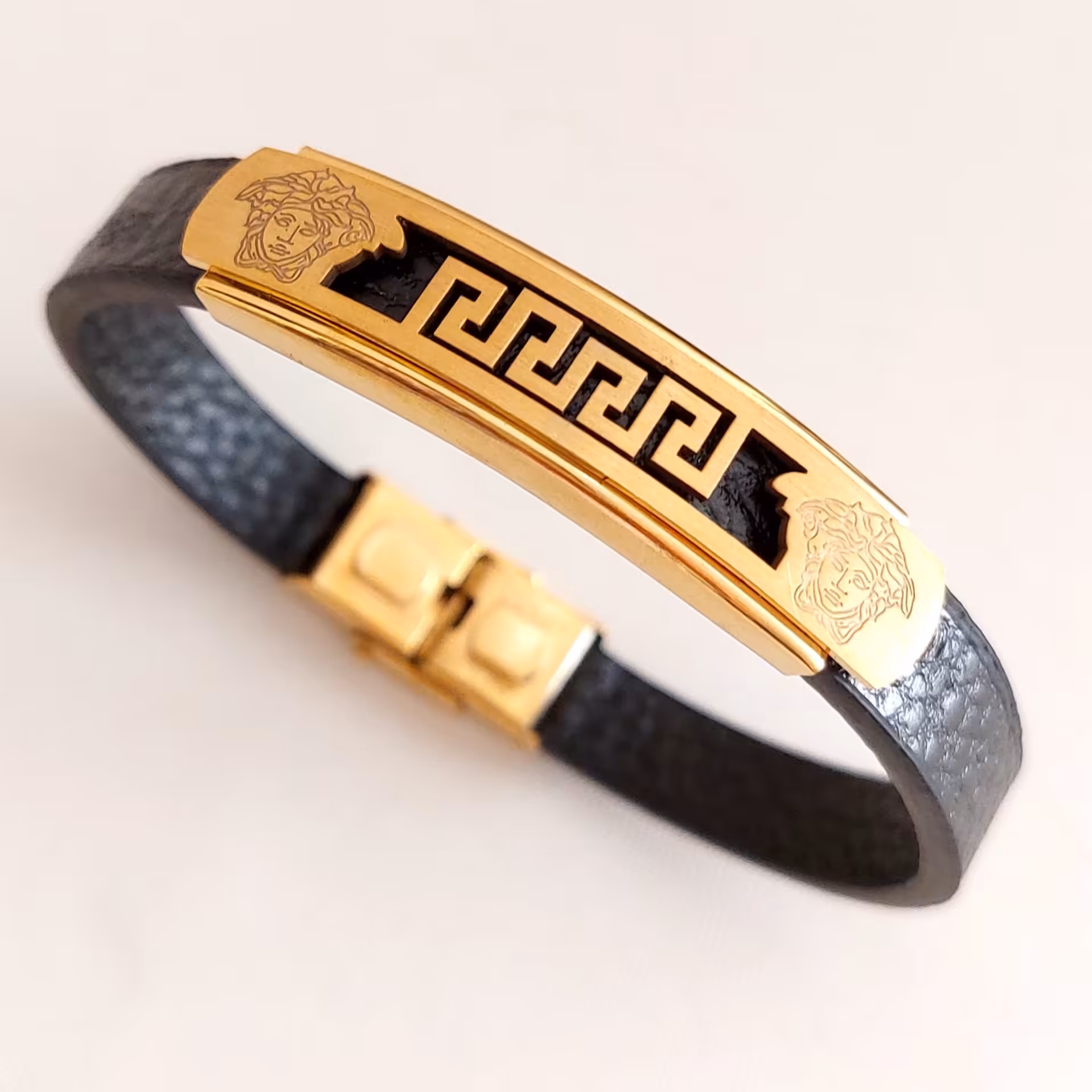 دستبند چرم با پلاک استیل ورساچه 