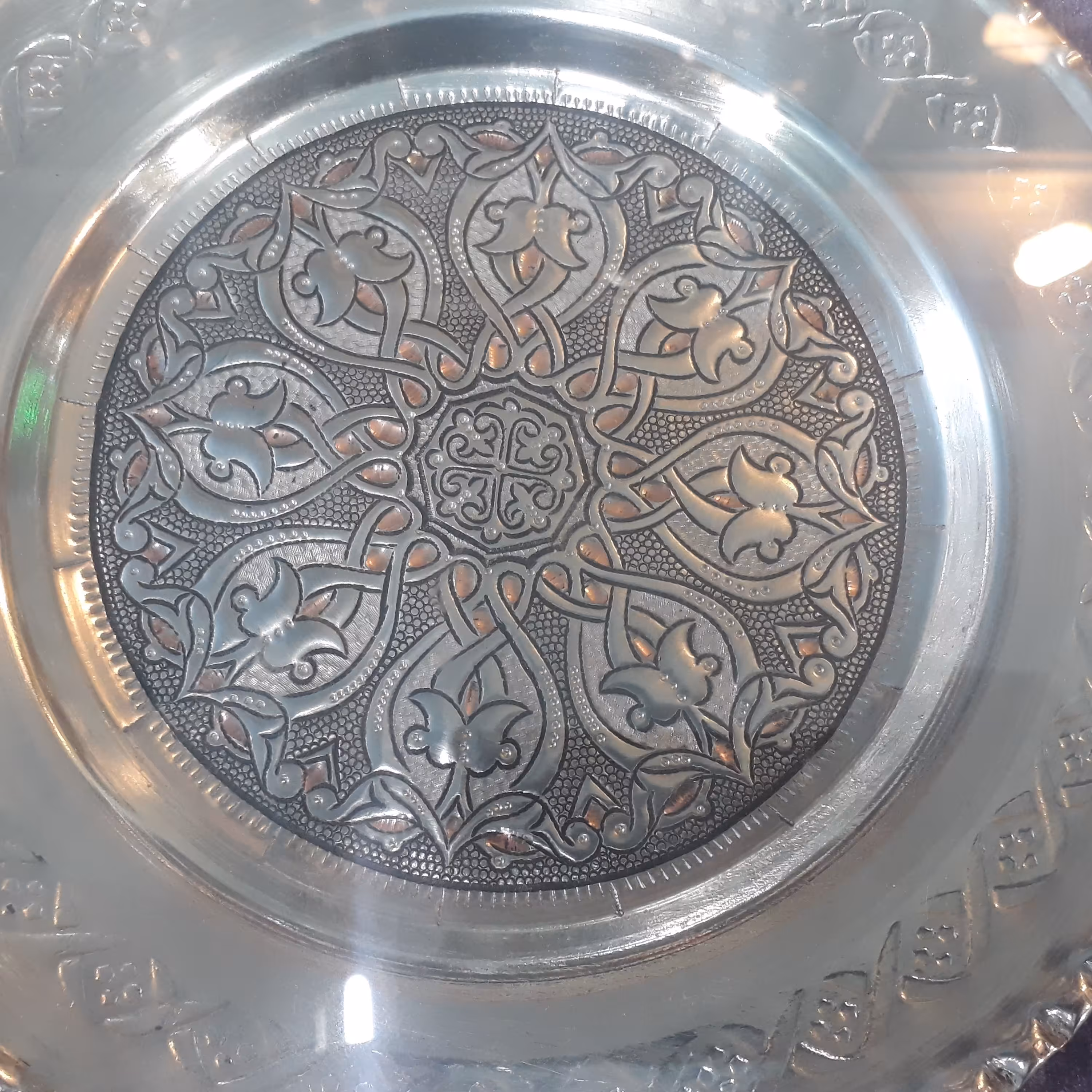 بشقاب قلم زنی مسی مخصوص تزیینات و دکور ،سنتی ،ایرانی،آرامش بخش،زیبا،قلم زنی روی مس،بشقاب،قدیمی،