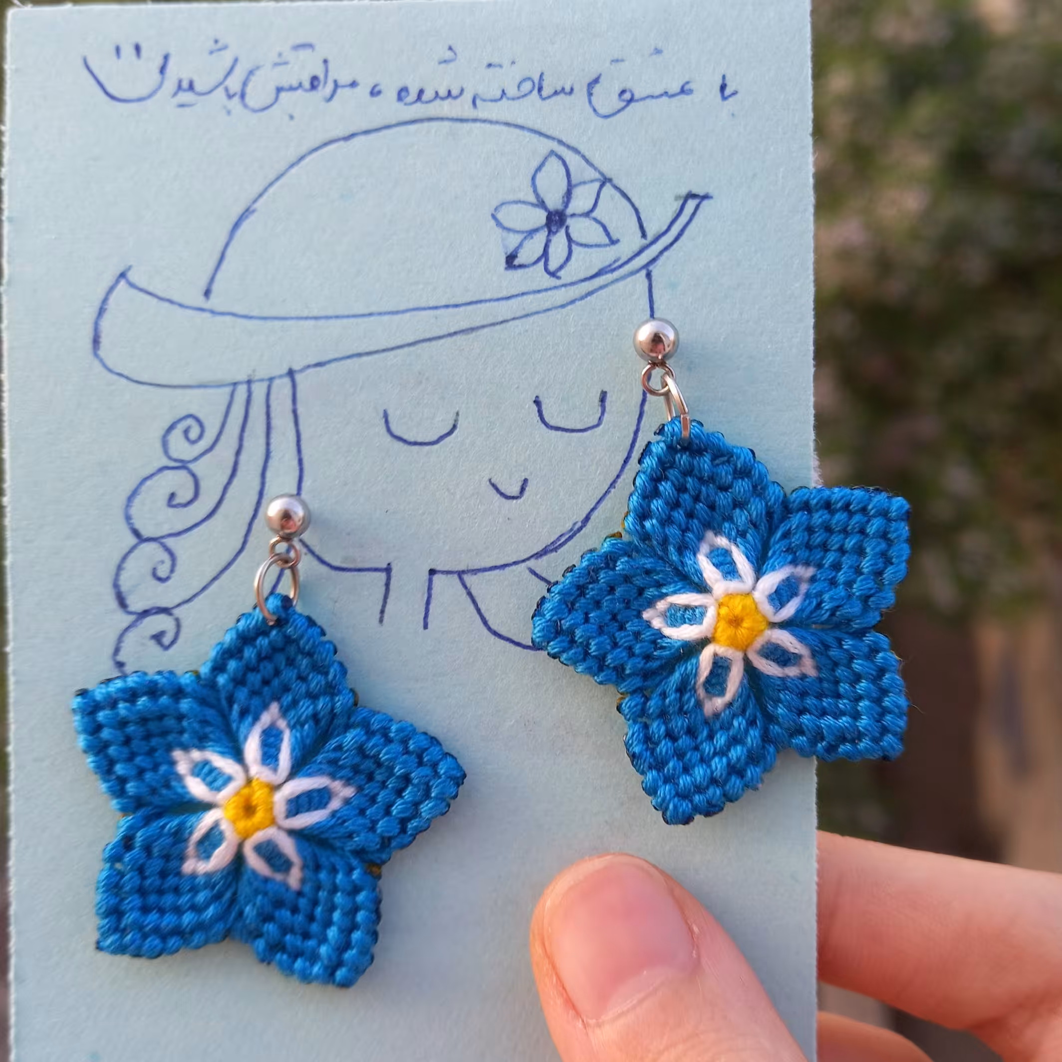 گوشواره میخی طرح گل فراموشم نکن (آبی و سفید و زرد) محصول کاملا دستساز تیم گوزن آبی