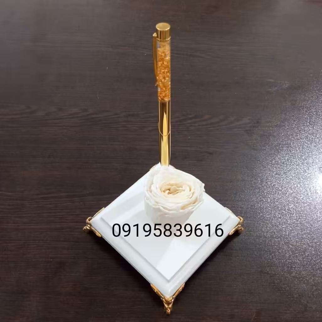 خودکار روکش طلا با پایه رومیزی و شناسنامه همراه با گل جاودان