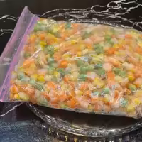 ذرت و هویج و نخود فرنگی 