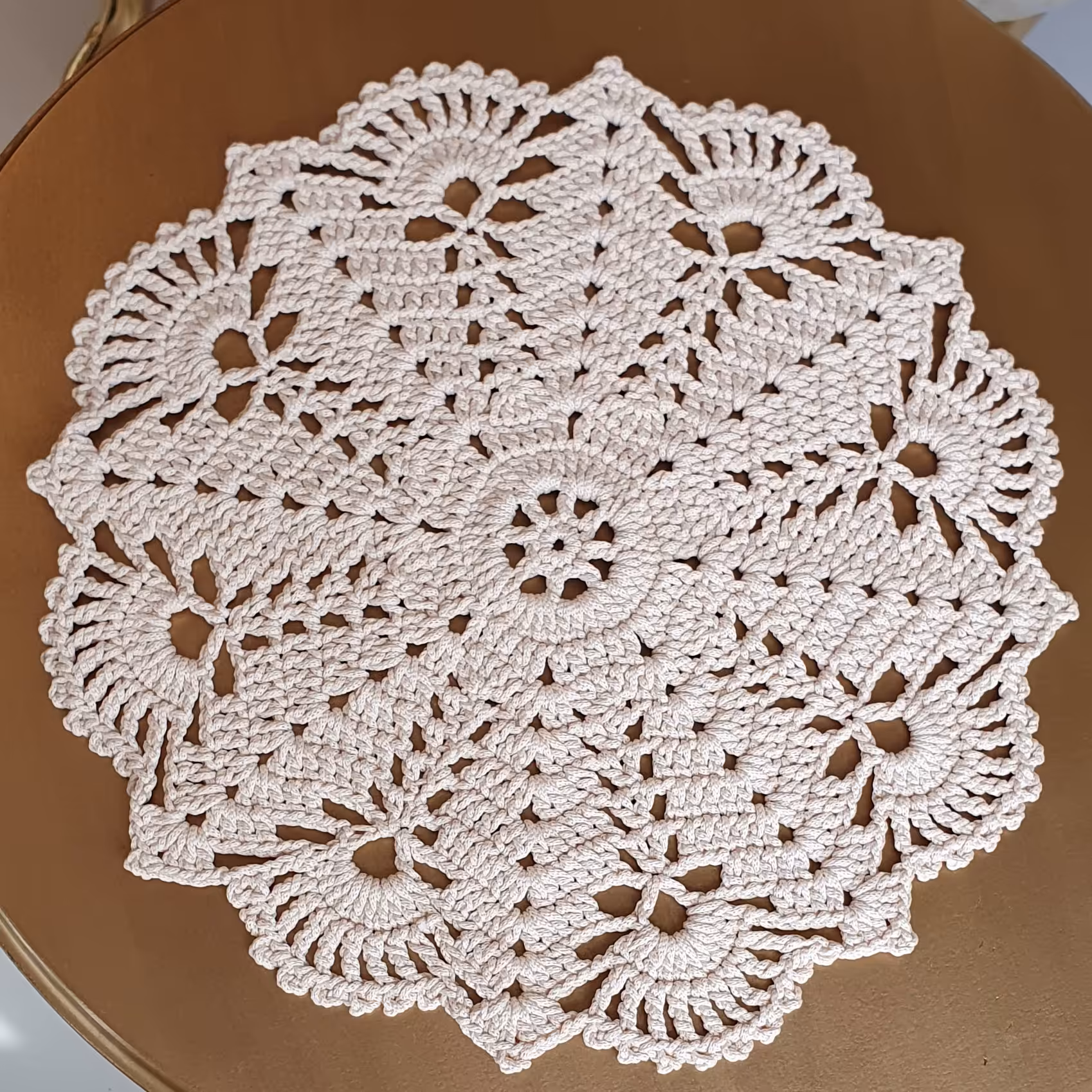 زیربشقابی (رومیزی) قلاببافی مکرومه رنگ شیری