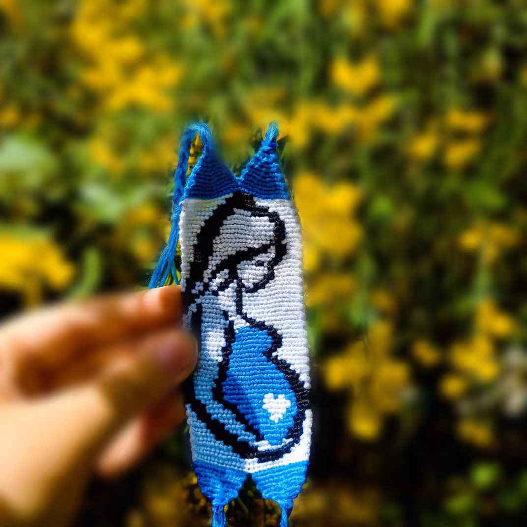 دستبند دوستی بافت طرح خانم حامله ویژه روز مادر