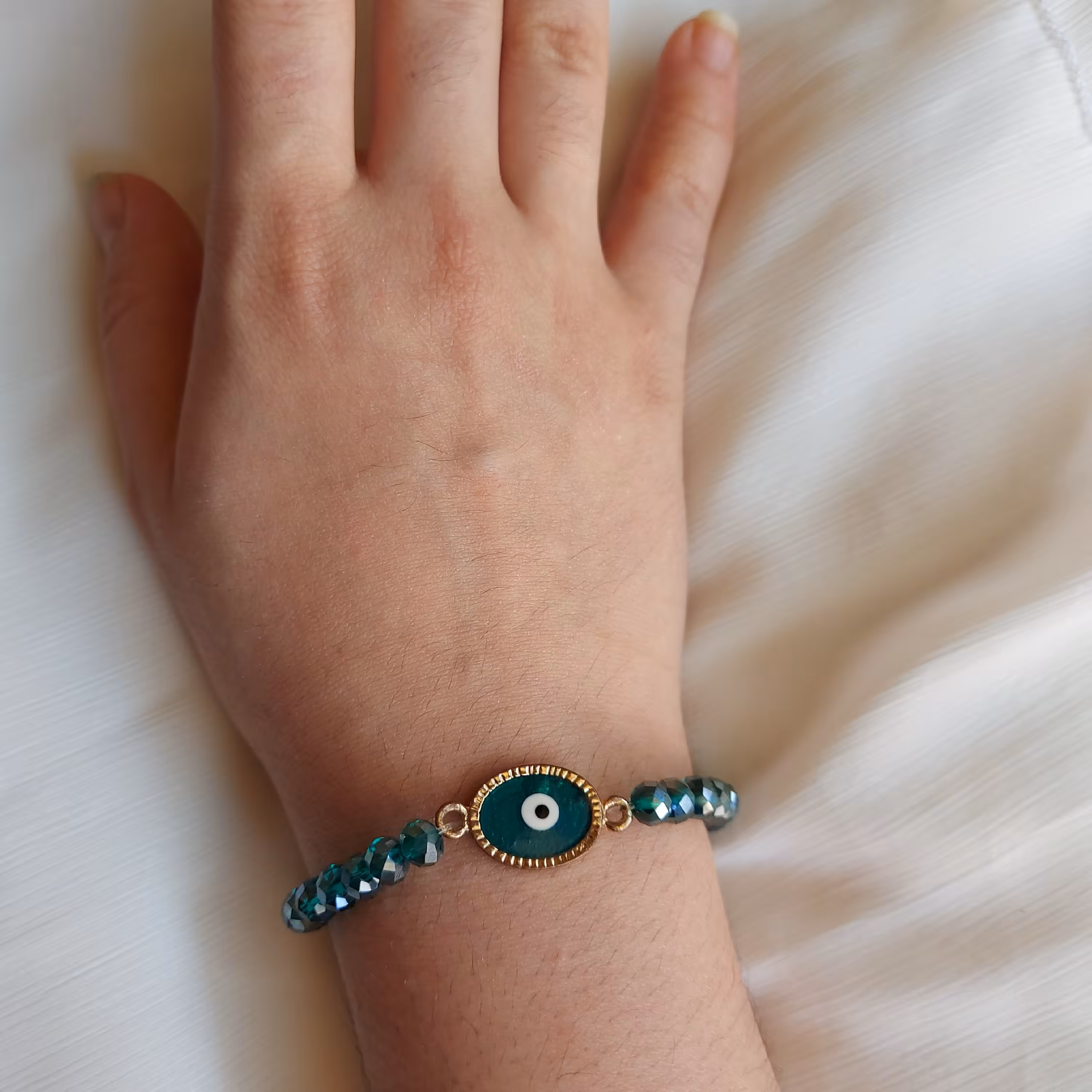 دستبند مهره ای کریستالی کشی سبزآبی تیره با پلاک چشم رنگ ثابت( سایز دلخواه شما و قابل سفارش با قفل)