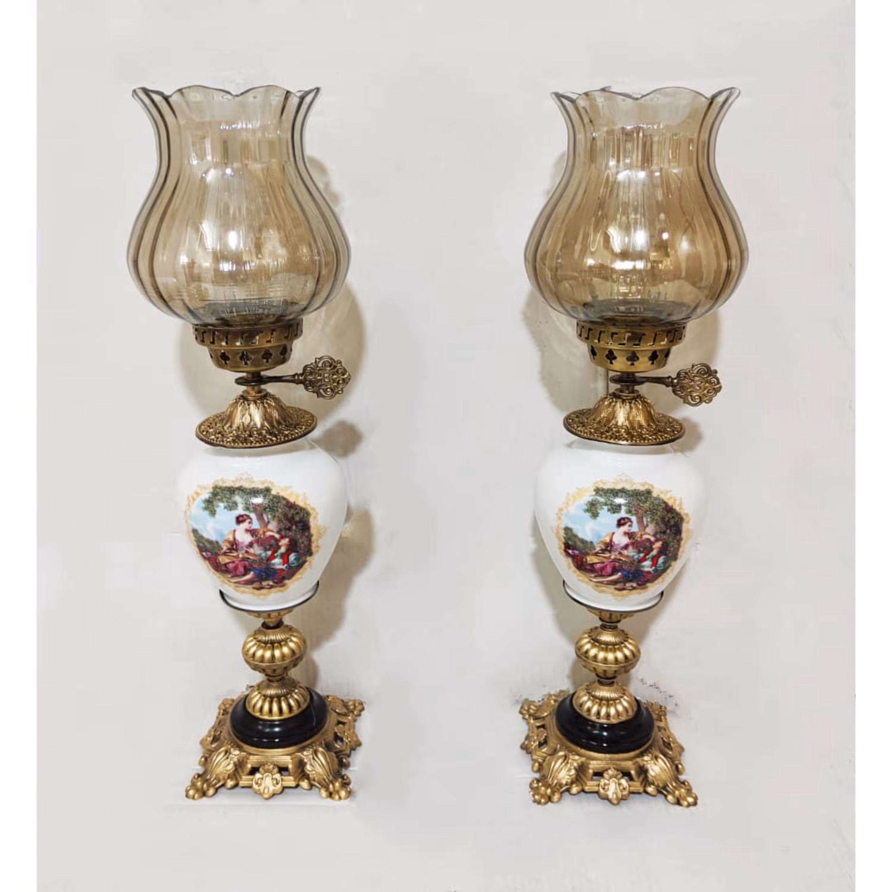 شمعدان پایه برنجی ایتالیایی کد 4915 مدل موجدار