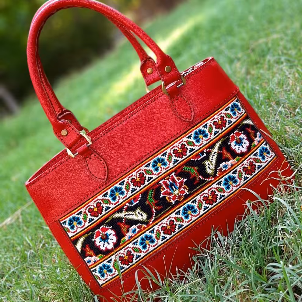 کیف دستی چرم طبیعی دست دوز  دارای نقش قالی سوزندوزی شده 