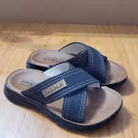 دمپایی اسپرت طرح لی زیره پیو خیلی نرم و سبک پسرانه و دخترانه و زنانه و مردانه ارسال رایگان به سراسر کشور رنگ مشکی 