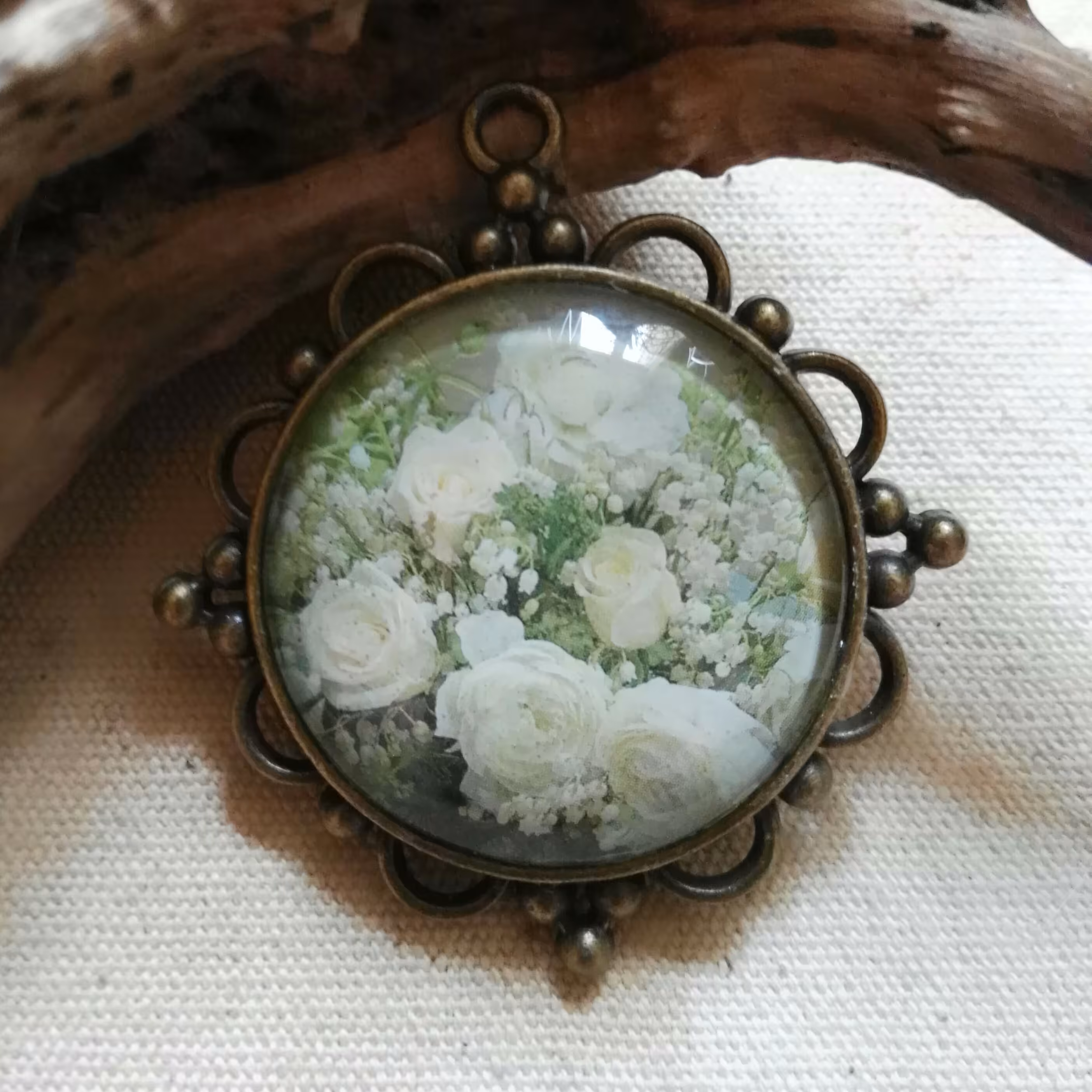 گردنبند زیبای طرح  بهاری رزین و زرده قلم 