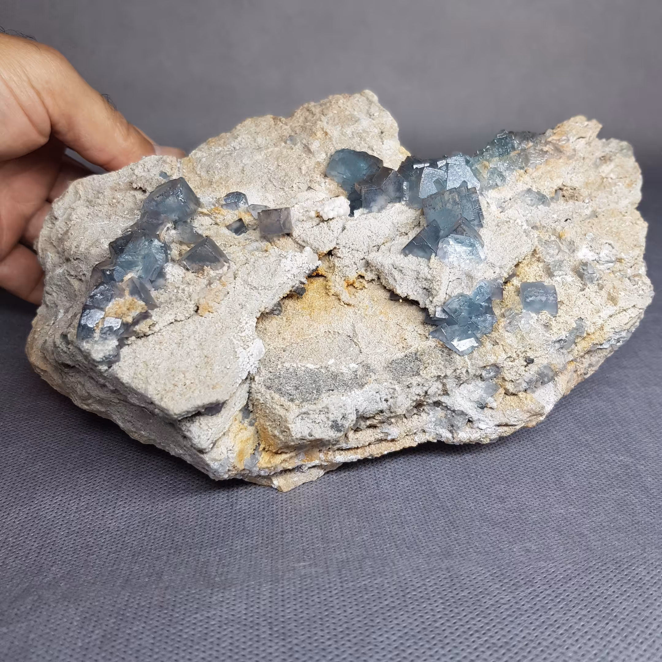 گوهر سنگ فلوریت مکعبی روی بستر کلسیتی فوق کلکسیونی کد38 