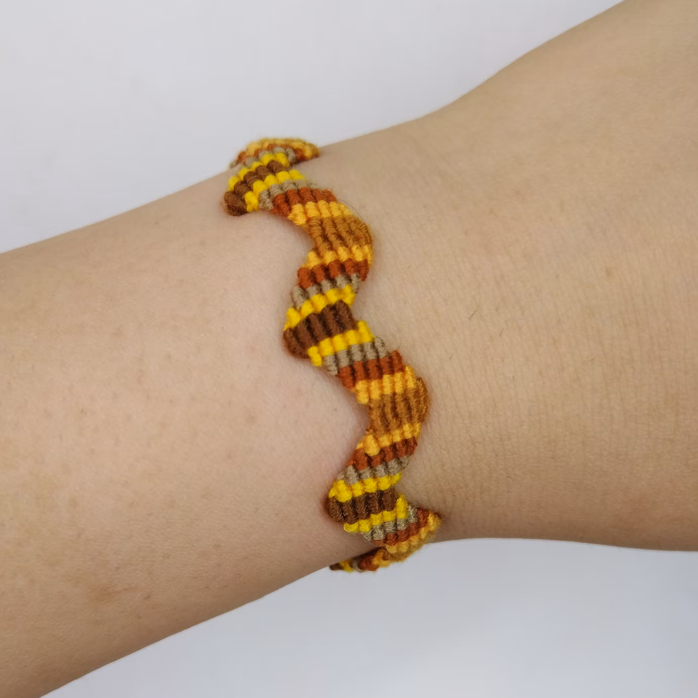 دستبند بافت زیگزاگی یا مارپیچی  دستسازه