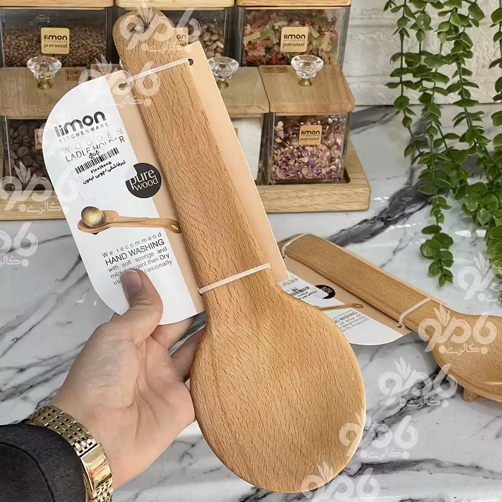 زیر قاشقی کنار گازی چوبی لیمون