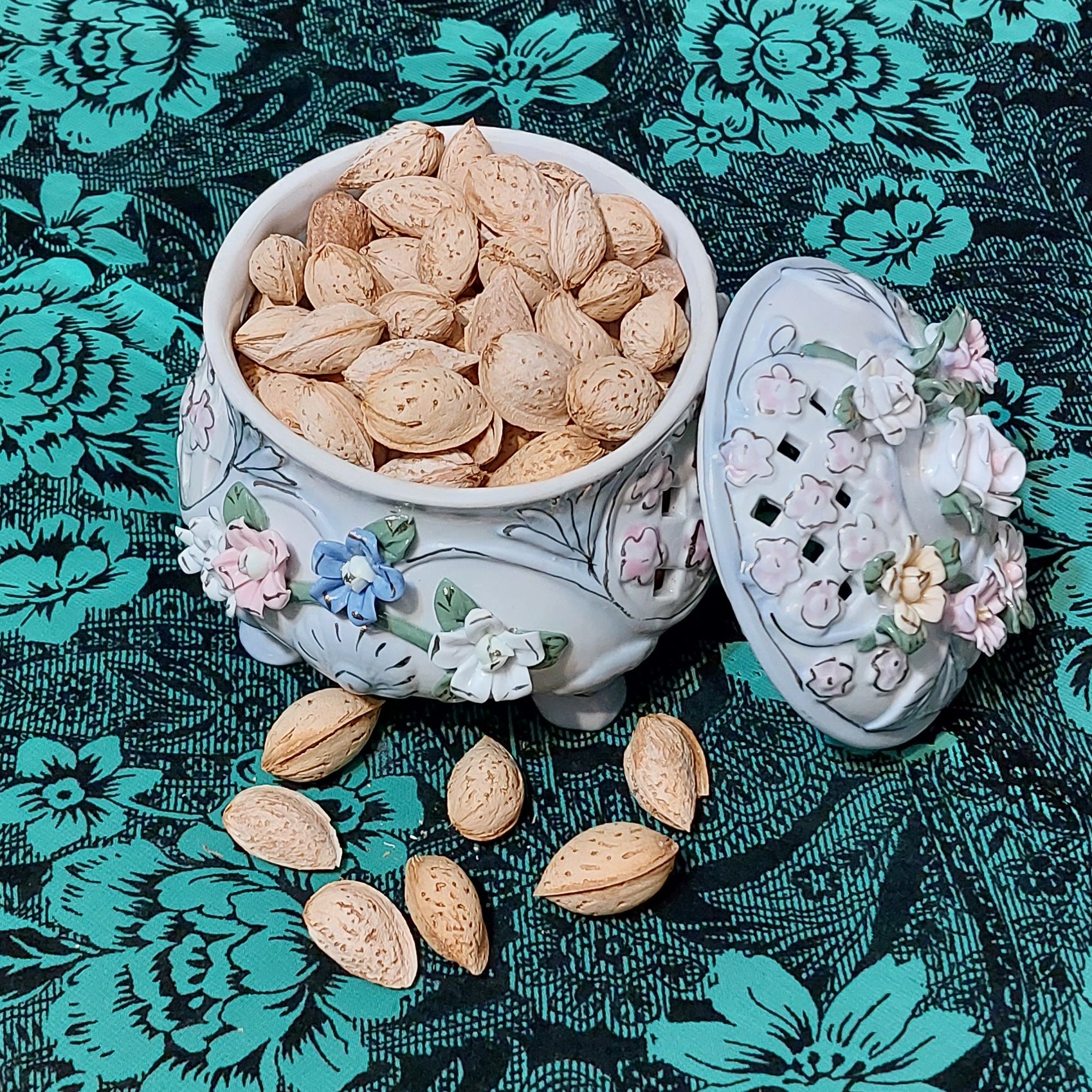 بادام پوست کاغذی(منقا) شور  یک کیلویی