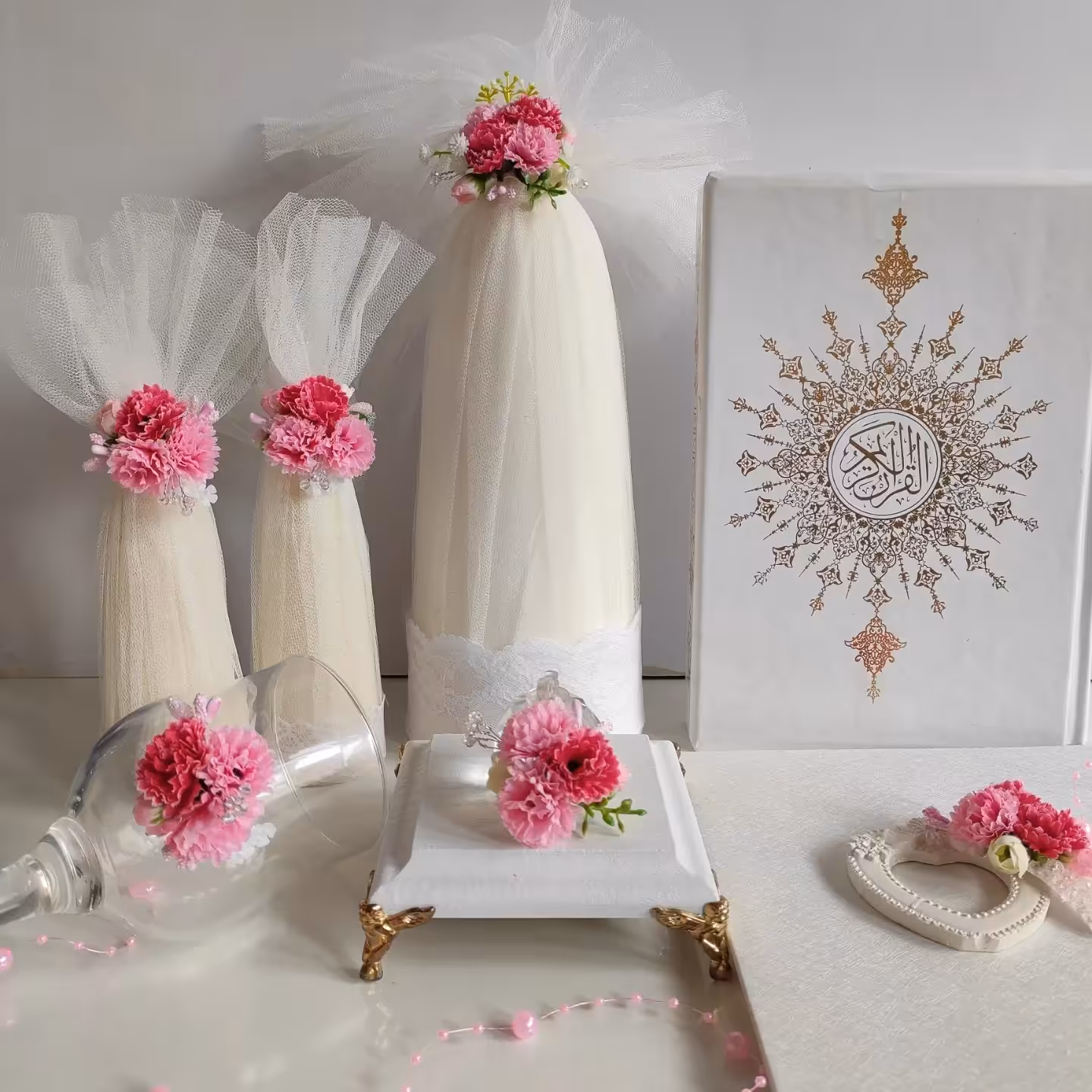 ست بله برون و عقد با گلهای زیبا و شیک میخک صورتی شامل قرآن عروس ، کله قند و جای حلقه 