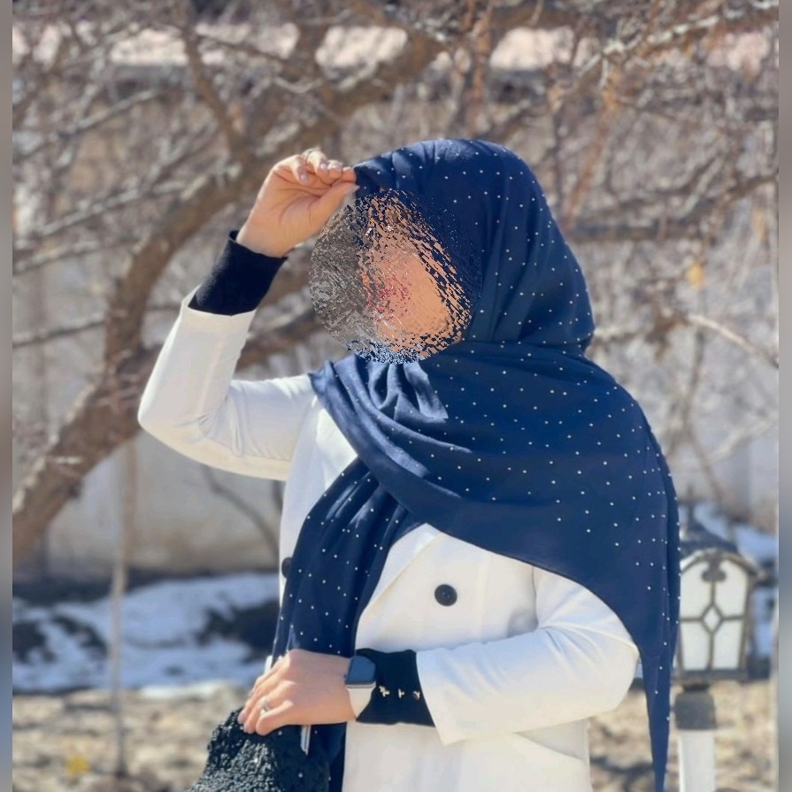 روسری وال اسلپ به رنگ سورمه ای جذاب و براق با نگین های زیبا