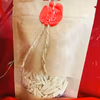 خلال بادام درختی شیرین دست چین برندفامیر دربسته های 50 و100 گرمی کاملا خالص و طبیعی  از بهترین نوع بادام درختی