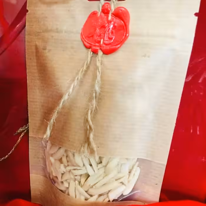 خلال بادام درختی شیرین دست چین برندفامیر دربسته های 50 و100 گرمی کاملا خالص و طبیعی  از بهترین نوع بادام درختی