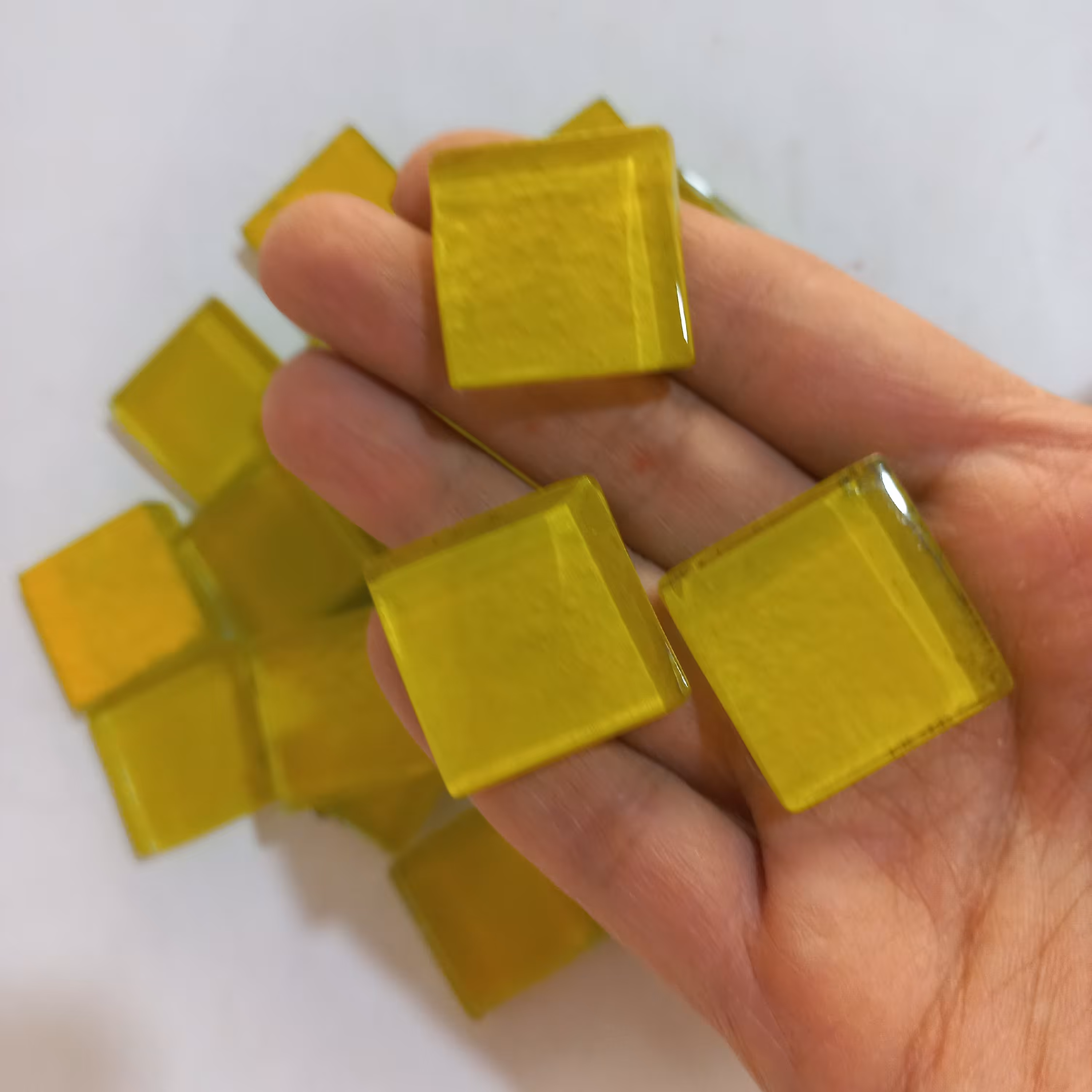 کاشی شیشه ای رنگ زرد 2.5سانتیمتری مخصوص هنر موزاییک