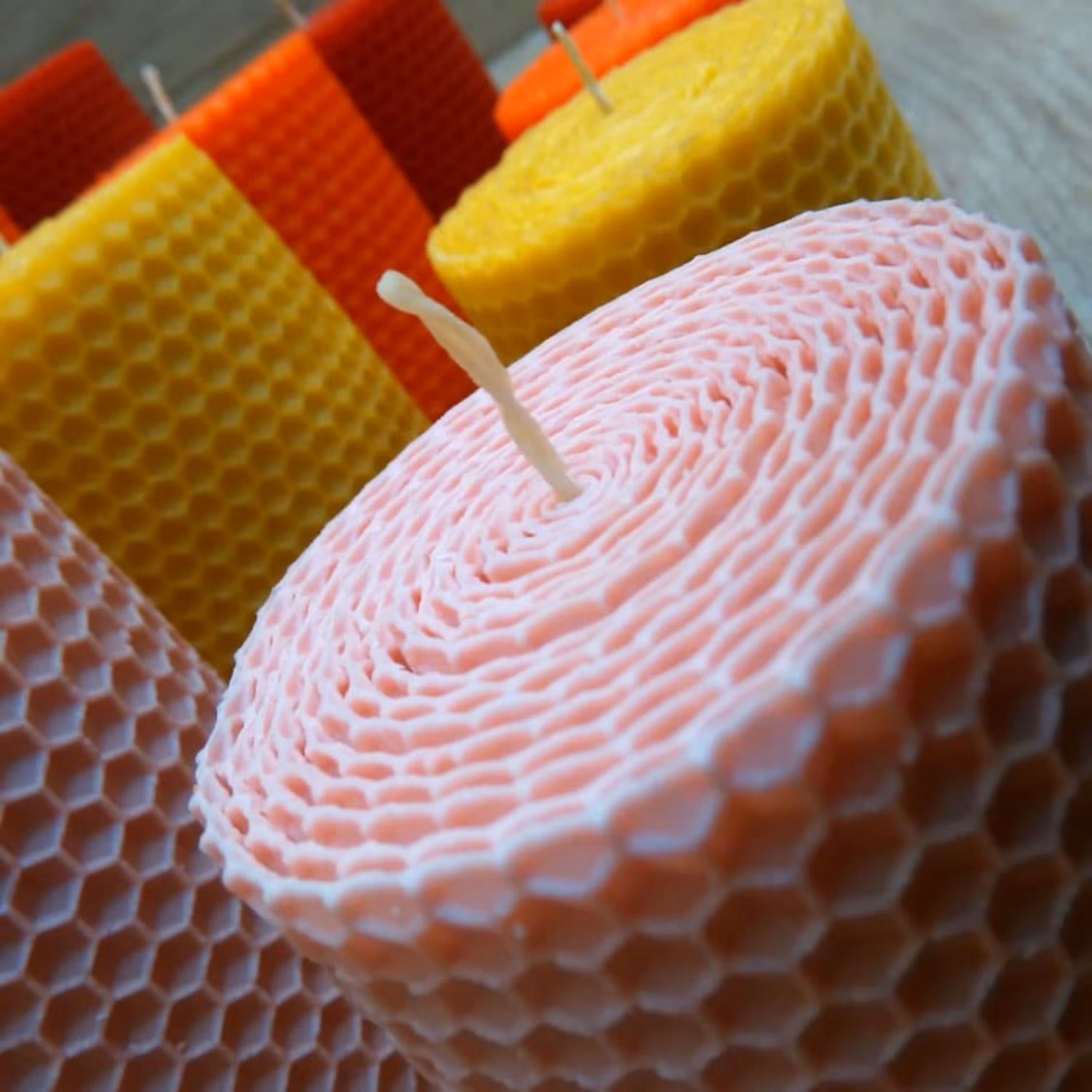 شمع بیزوکس قطر6 ارتفاع 6 ساخته شده از موم عسل 