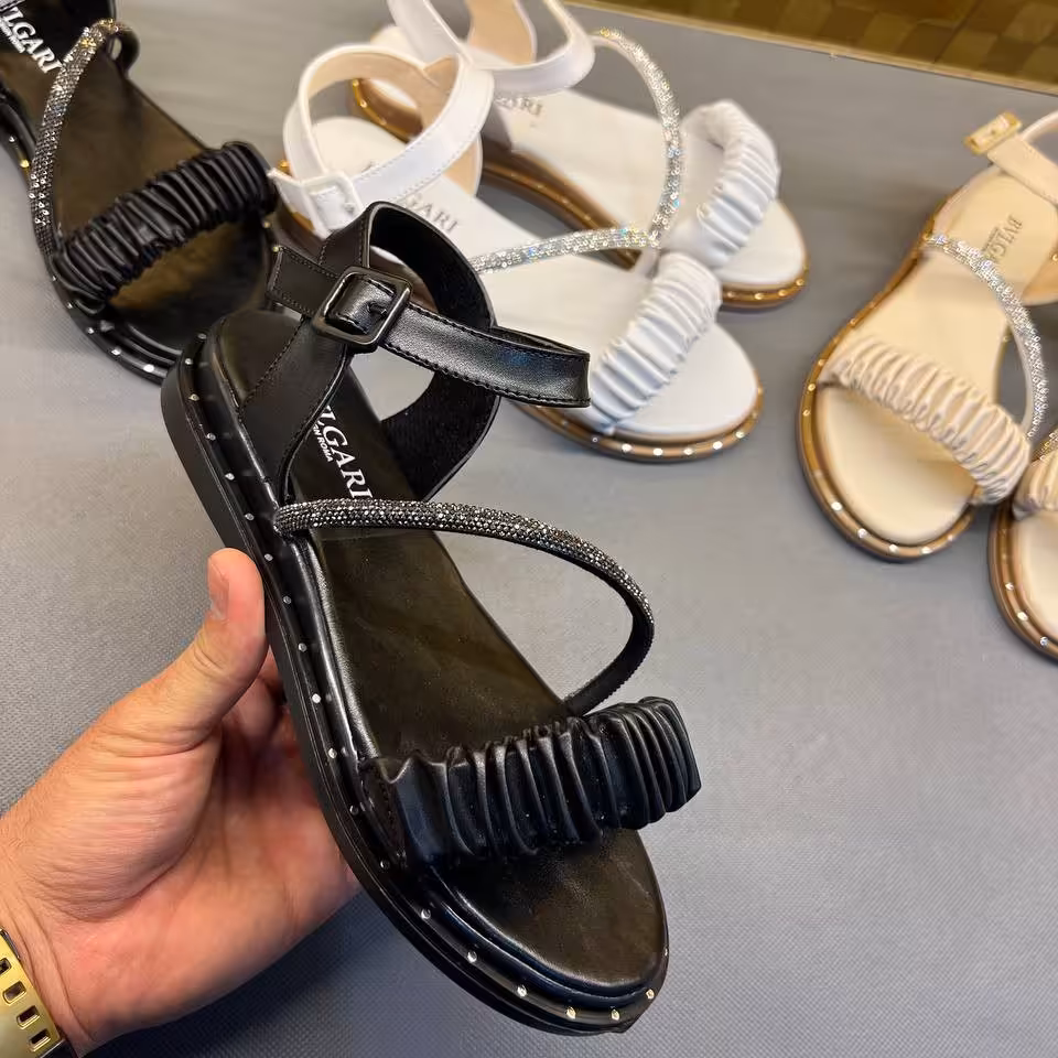 کفش رکابی
جنس با کیفیت بخریم 
تابستونی سبک و راحت  
کد  385 
قالب یک سایز بزرگ 
زیره پیو نرم 
قیمت استثنایی