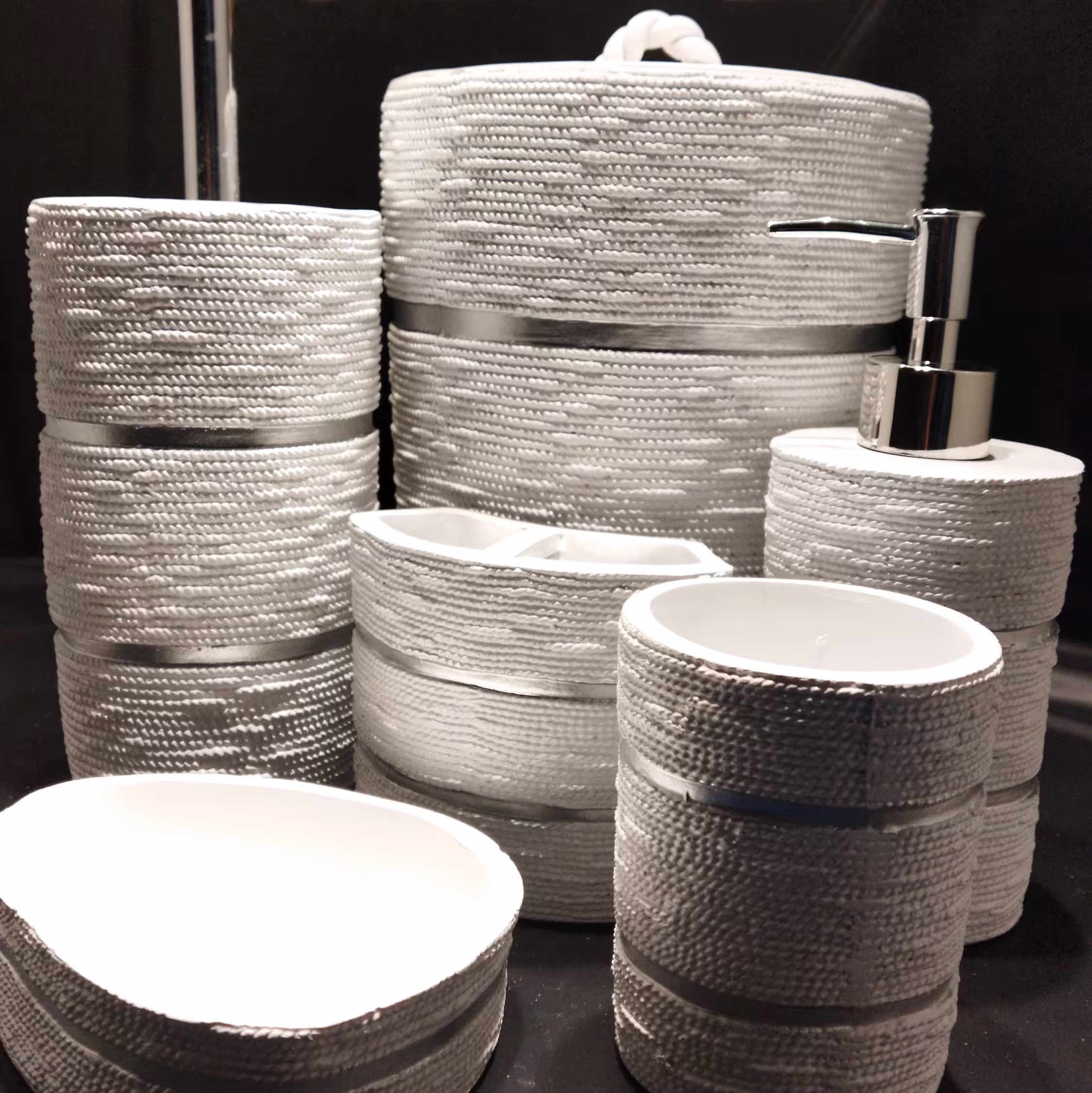 ست سرویس بهداشتی ساچی رنگ سفید و نقره ای - کیفیت درجه یک - آذین ست