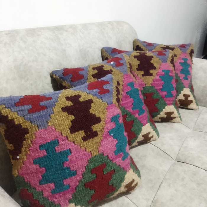 کوسن گلیمی  پشمی ابعاد40در 40قابل شستشو  ترجیحا با آب سرد وزن با الیاف پر شده 1000 گرم 