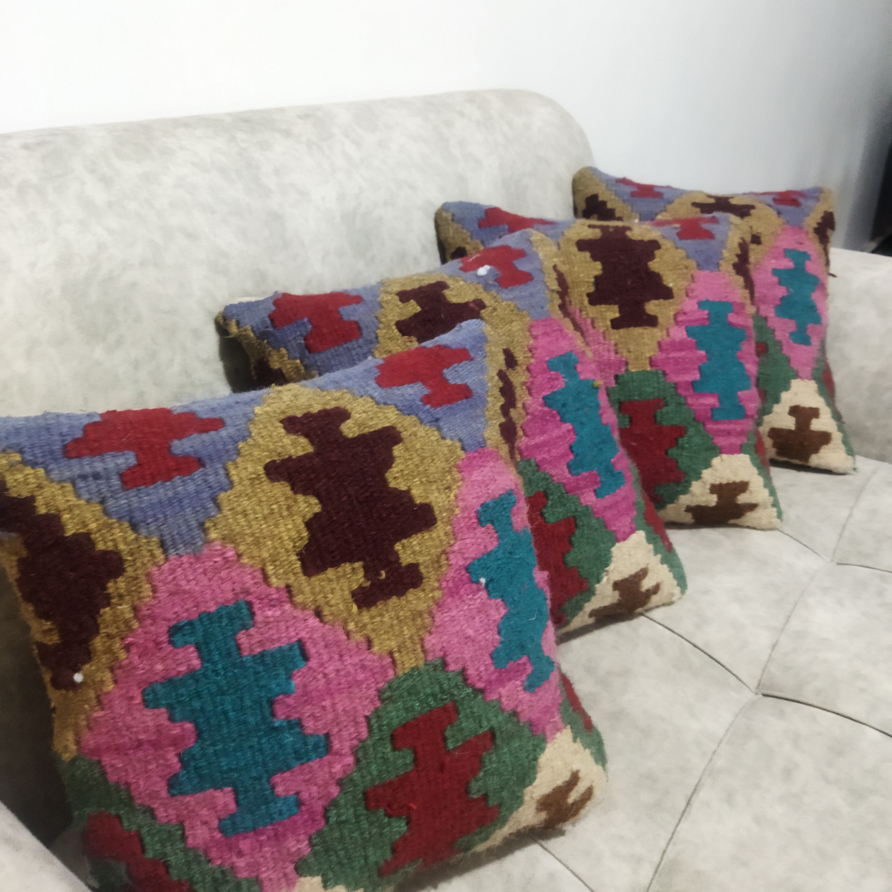 کوسن گلیمی  پشمی ابعاد40در 40قابل شستشو  ترجیحا با آب سرد وزن با الیاف پر شده 1000 گرم