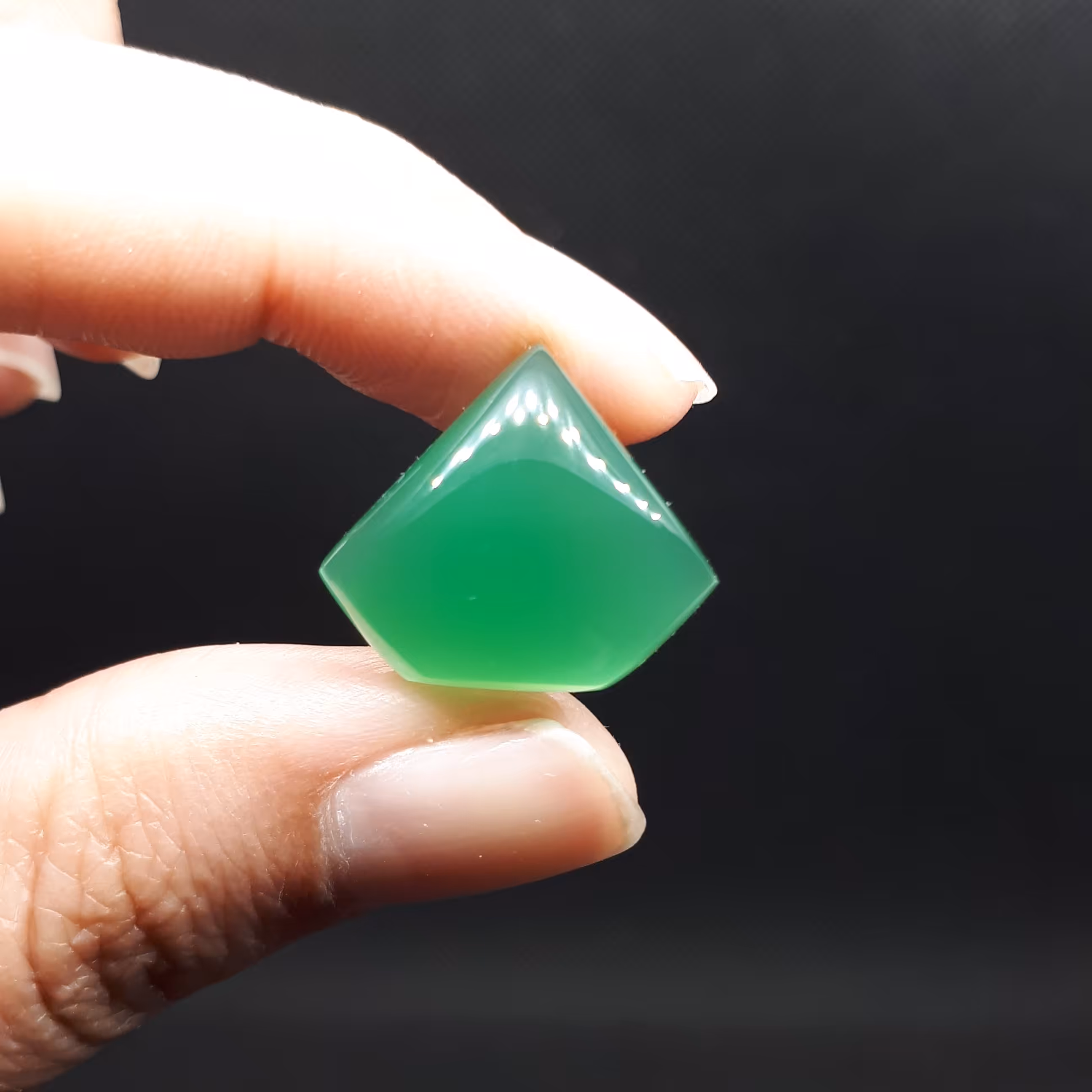 نگین سنگ عقیق سبز خراسان طرح فانتزی 2