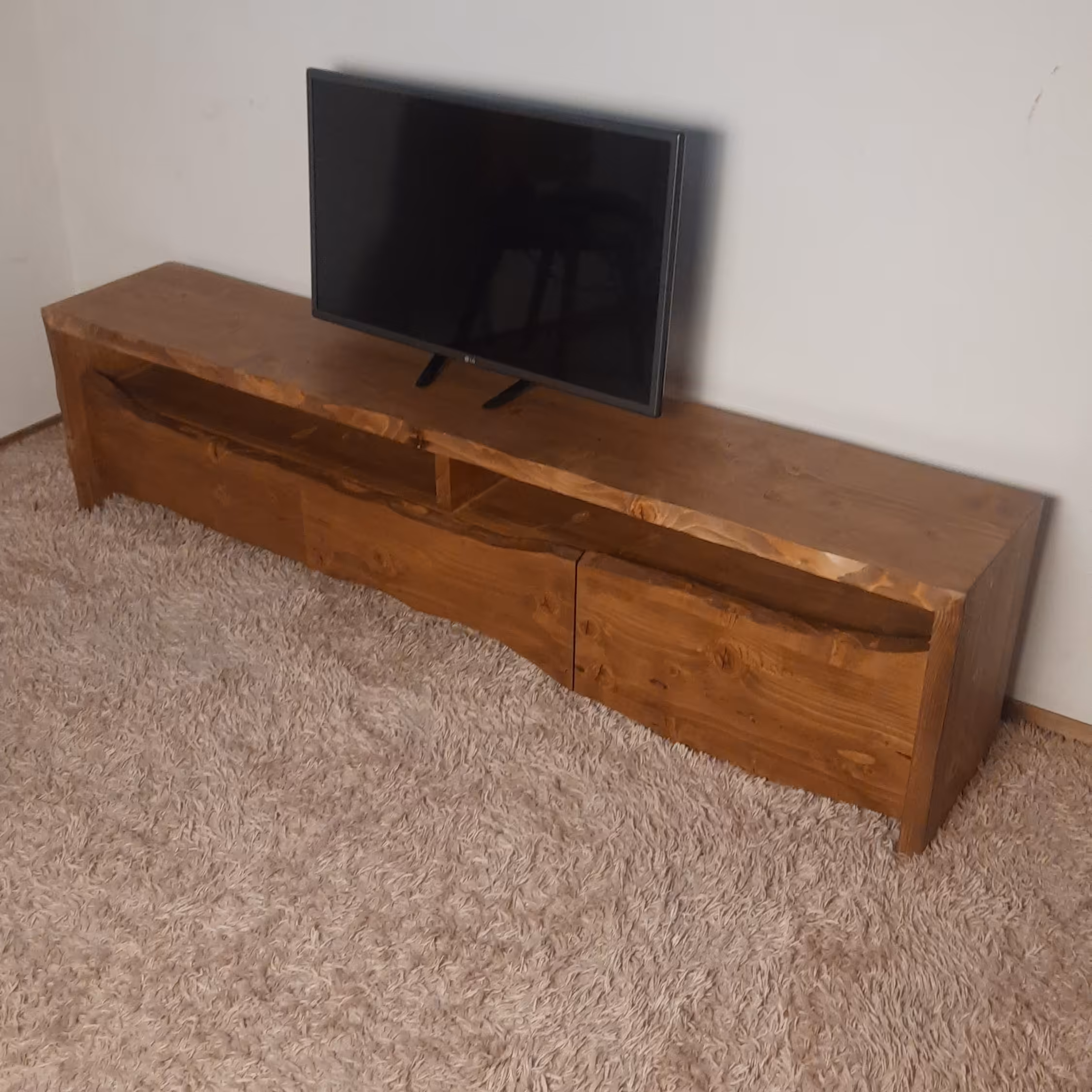 میز ال سی دی تمام چوب روسی روستیک شده دارای 3 کشو و یک طبقه و قابلیت رنگ پذیری تیره و روشن