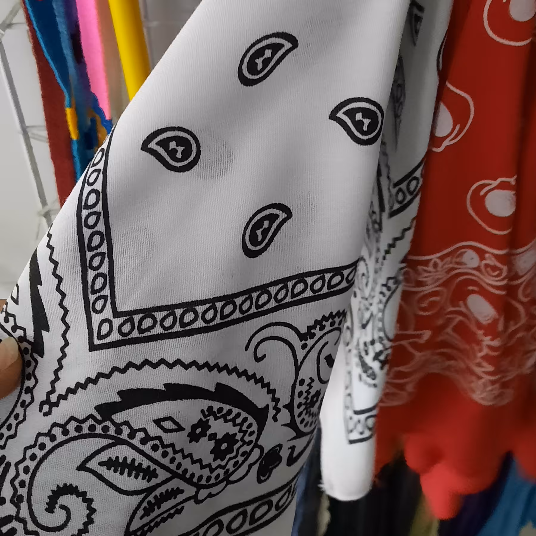 باندانا نخی دستمال سر نخی جنس عالی و بسیار با کیفیت رنگ و چاپ ثابت طرح ها و رنگ های دیگه موجوده