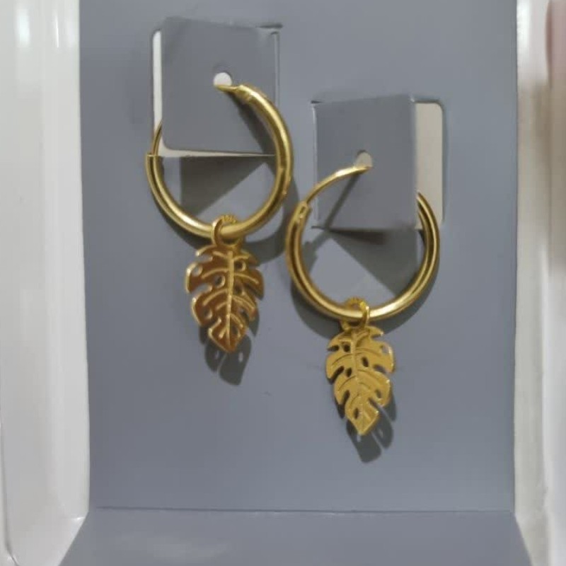 گوشواره نقره عیار 925 با آبکاری طلا حلقه ای آویز دارطرح برگ بسیار شیک و زیبا قفلش محکمه و میتونید مداوم استفاده کنید