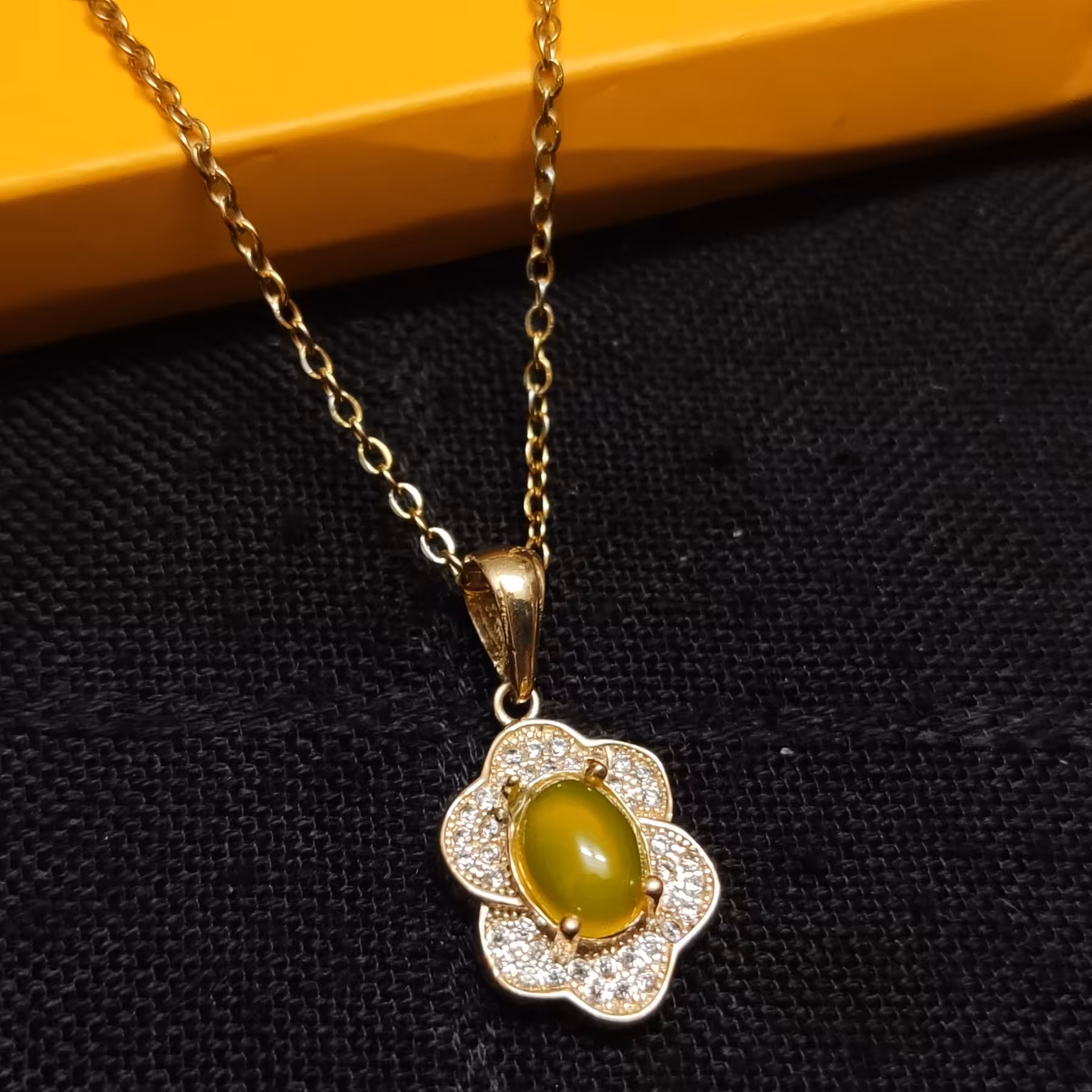 گردنبند طلاروسی رنگ ثابت نگین شرف الشمس کد 05 با زنجیر استیل رنگ ثابت