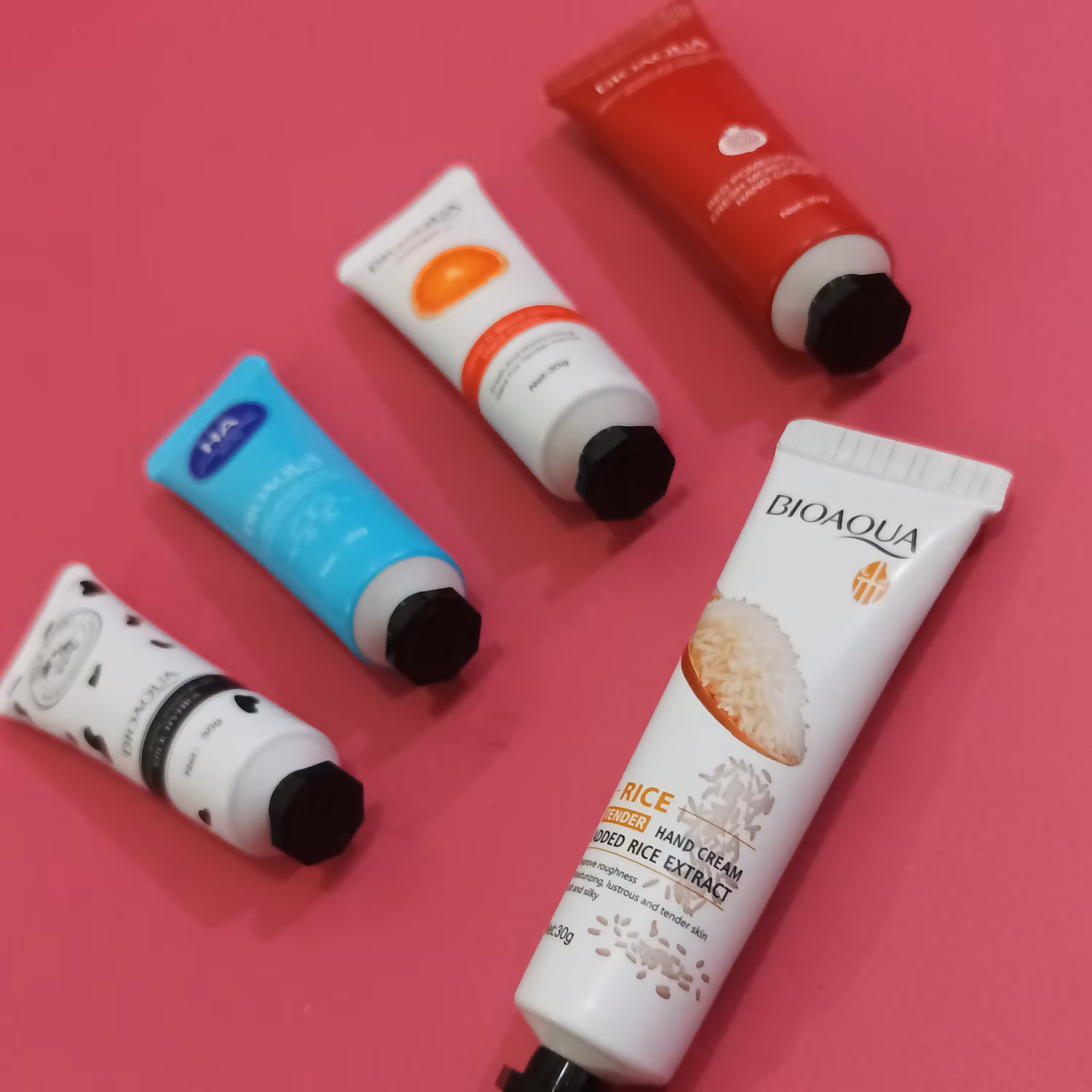 کرم مرطوب کننده و نرم کننده دست و صورت با رایحه های ویتامین سی،انار،برنج،شیر گاو و....