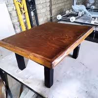 میز  چوبی تحریر و لپتاپ