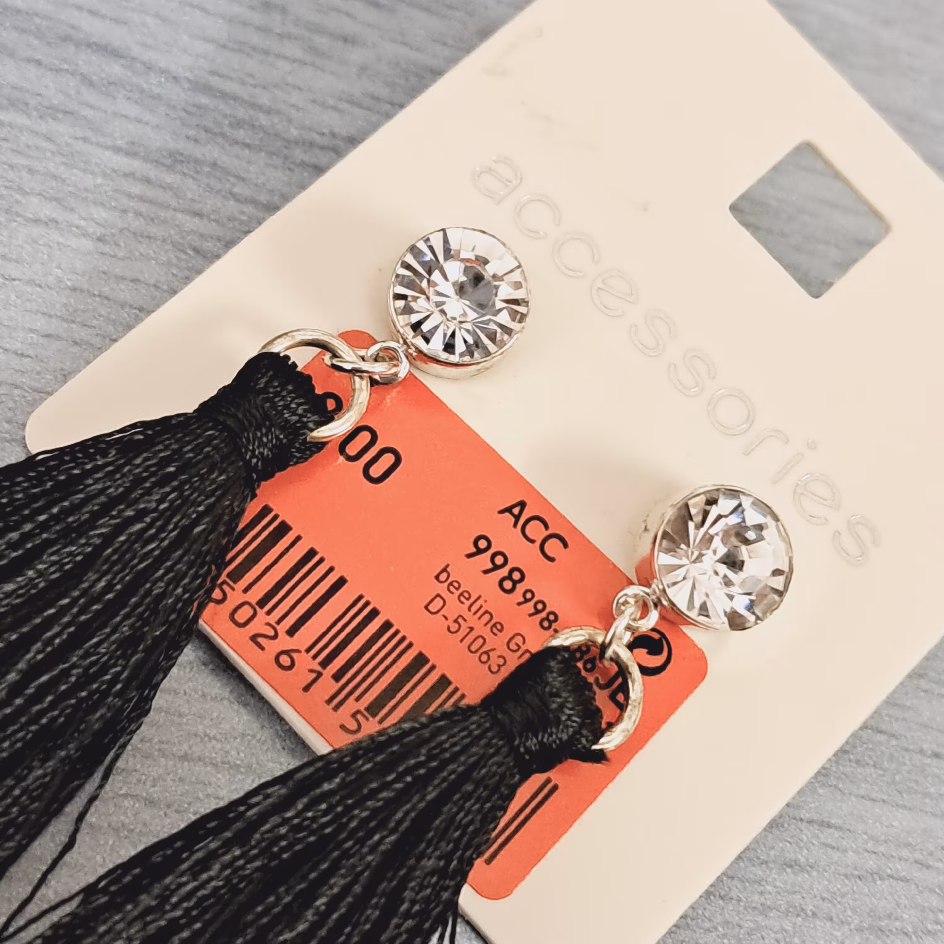 گوشواره ابریشمی مشکی سیاه نگین دار خوشگل مناسب کادو. 6 سانتیمتر...روزانه بدلیجات 50 درصد تخفیف رو استوری میکنیم.