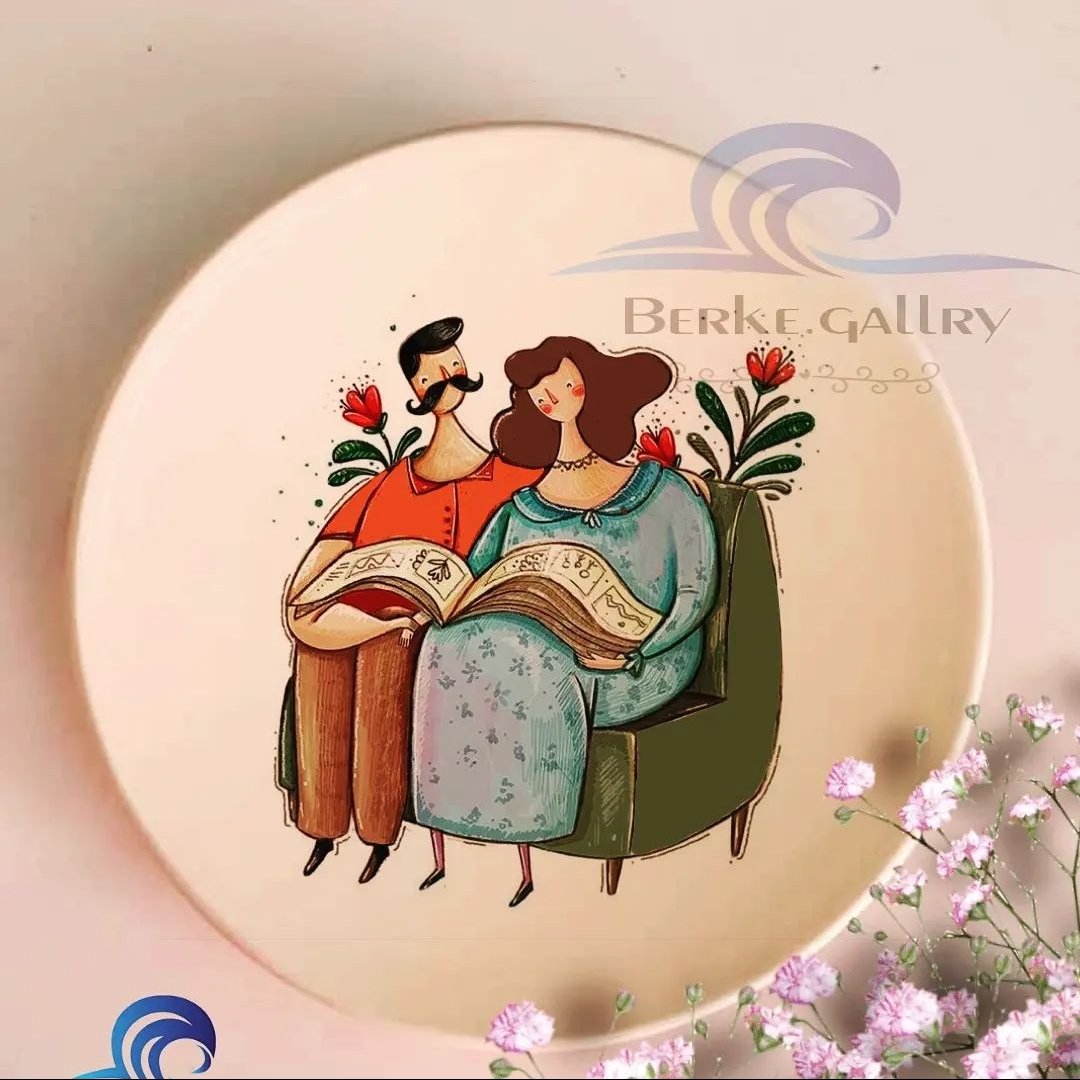 بشقاب دیوارکوب سفالی طرح عاشقانه وزیبا ابعاد 20در20