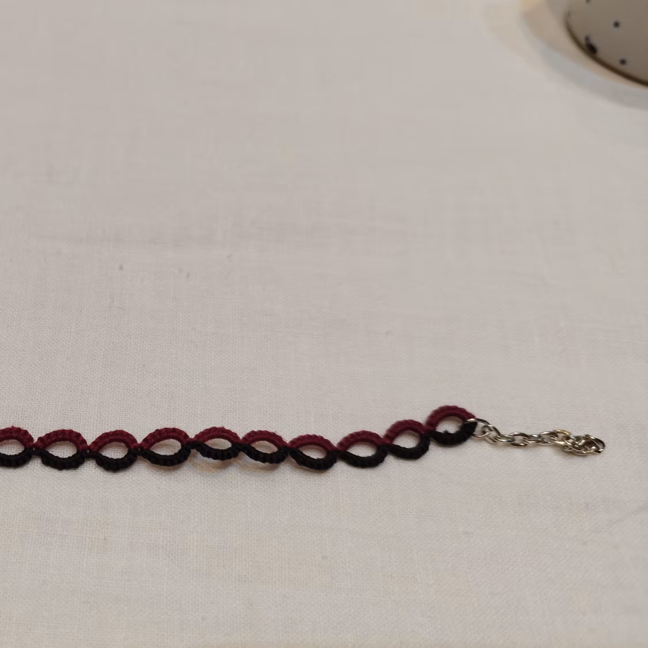 دستبند گیپور بافی دست بافت بافته شده با نخ مرسریزه دو رنگ 