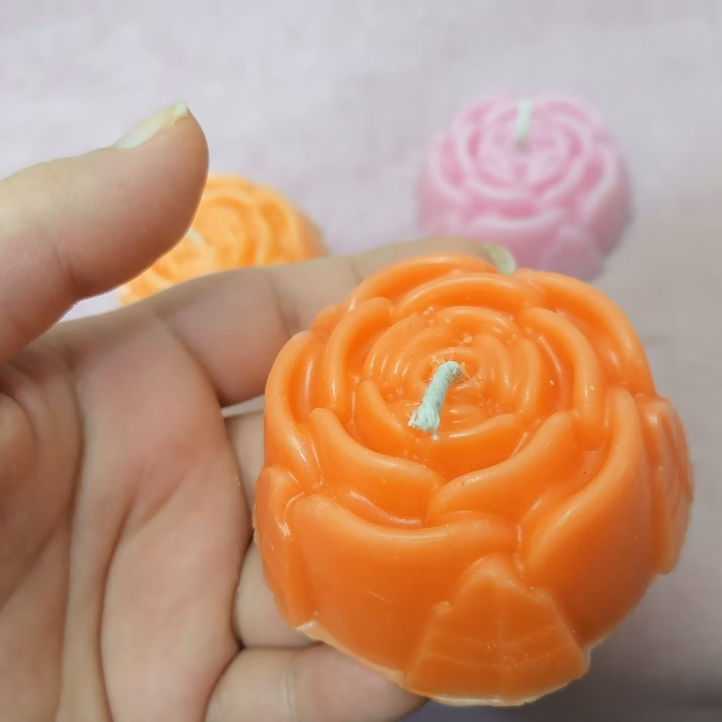 شمع گل رز  دست ساز  قابل سفارش با رنگ دلخواه  و  در تعداد بالا(سفارشی )  با پارافین و فیتیله مرغوب 