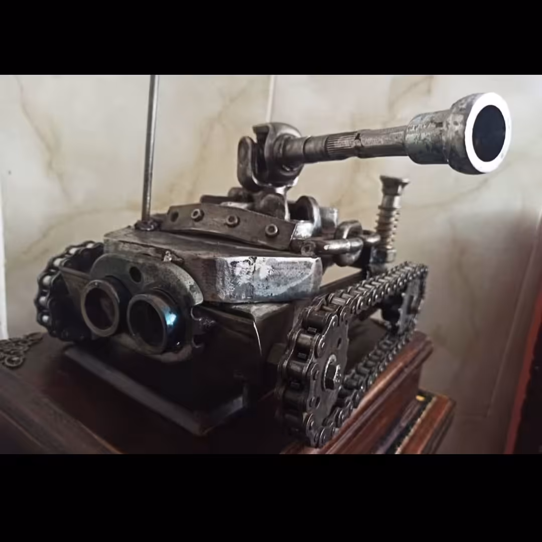 مجسمه ی فلزی تانک روسی